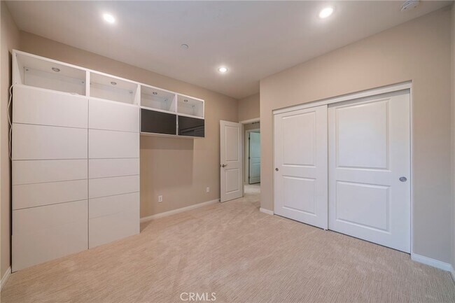 Building Photo - 104 Pendant