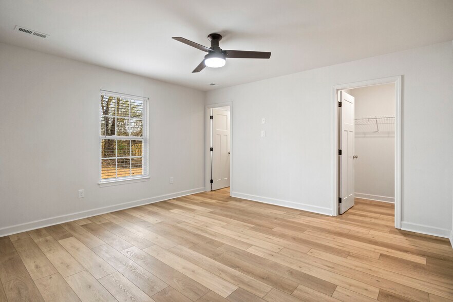 Primary bedroom w/ attached full bathroom(walk-in shower) and walk-in closet - 7219 Howard Bennett Way