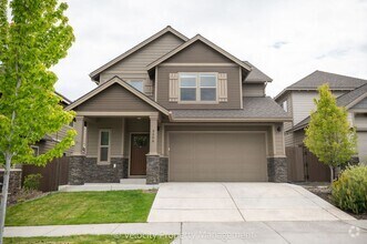 Building Photo - Beautiful NE Bend Home with Community Pool...