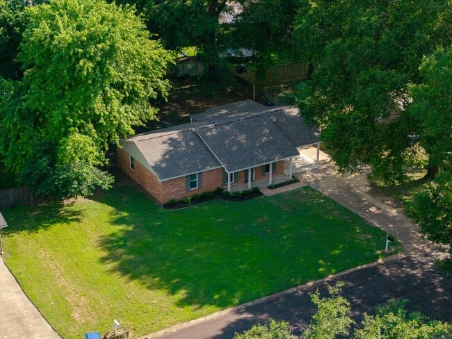 Building Photo - 3 bedroom, 2 bath recently updated in Horn...
