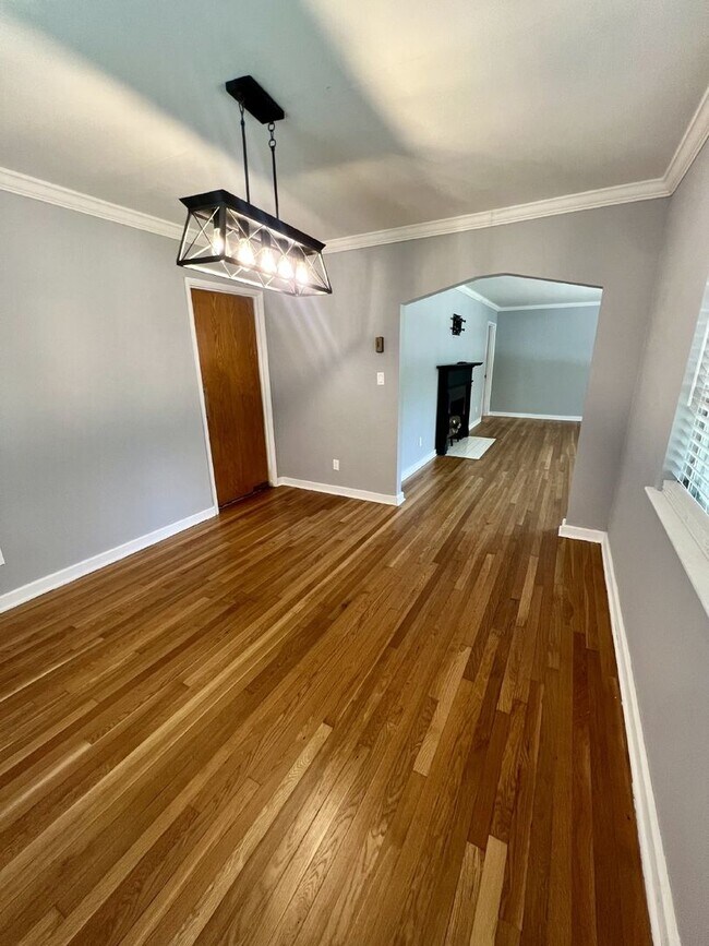 Building Photo - Charming 3-Bed, 2-Bath Spacious Home in Ch...