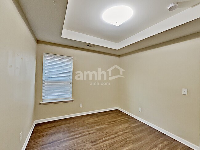 Building Photo - 303 Hidden Creek Ln