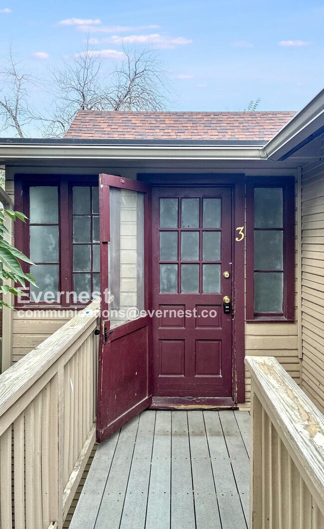 Building Photo - First Month Rent Free / Lovely 1 Bed, 1 Ba...