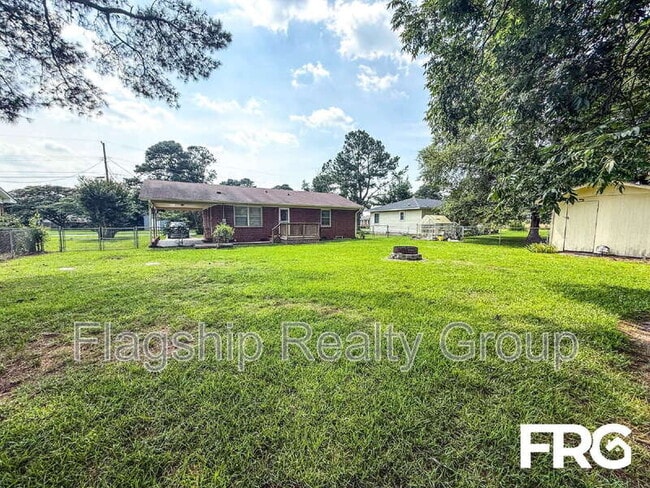 Building Photo - 910 Holloman St