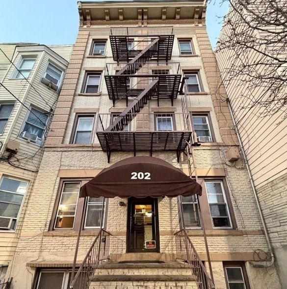 Building Photo - 202 48th St