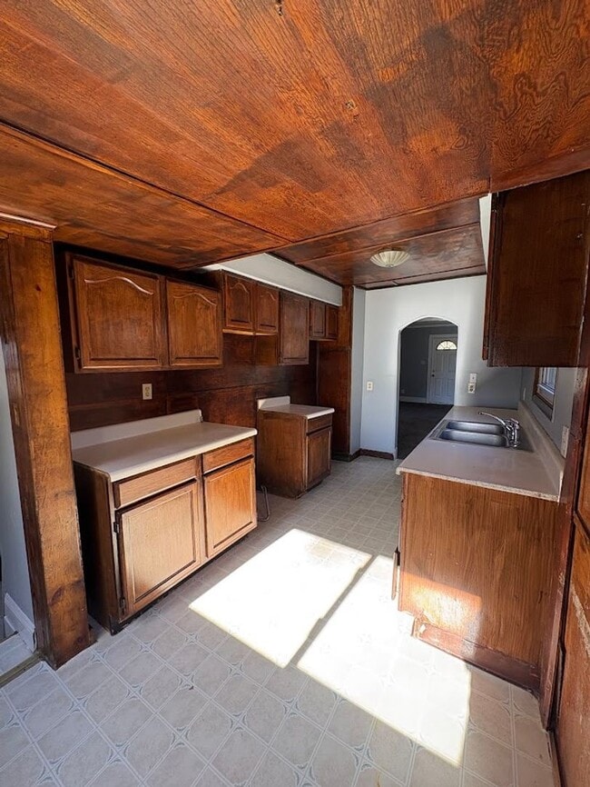 Building Photo - Three bedroom one bathroom home for rent