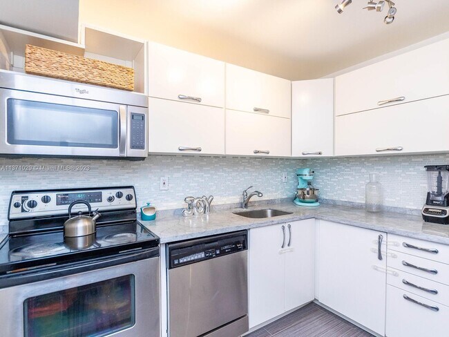 Building Photo - 3701 N Country Club Dr