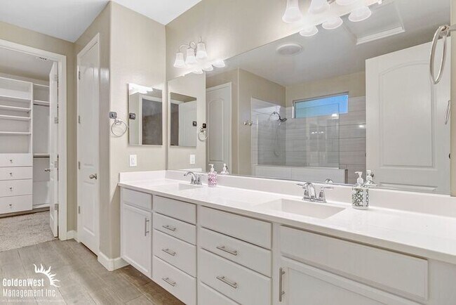 Building Photo - Beautiful 4Bdm 2Ba Two-Story Home with Poo...