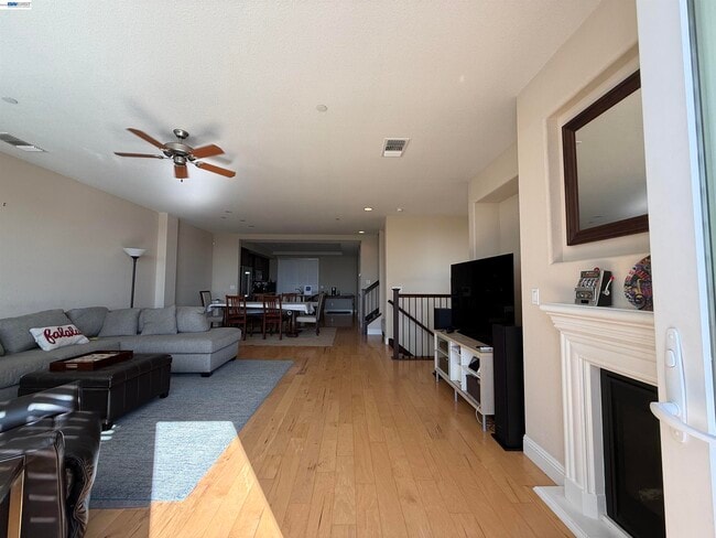 Building Photo - 6492 Bayview Dr