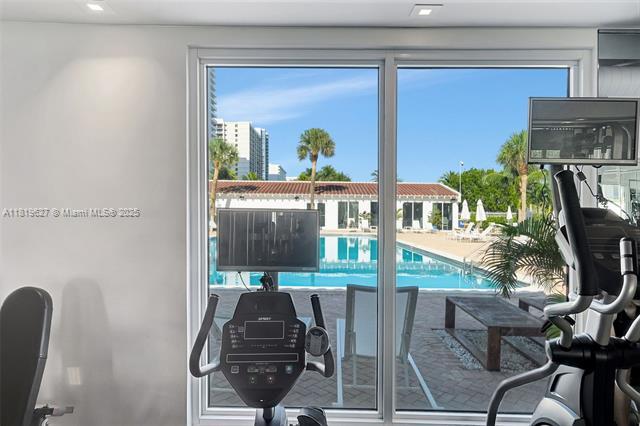 Building Photo - 2457 Collins Ave