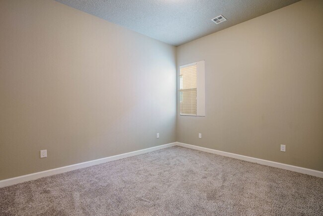 Building Photo - 3289 Oakmount Dr SE