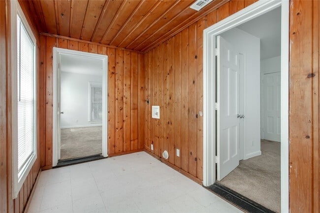 Building Photo - 7414 Robin Rd