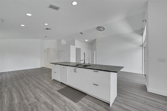 Building Photo - 16417 Sapphire Pl