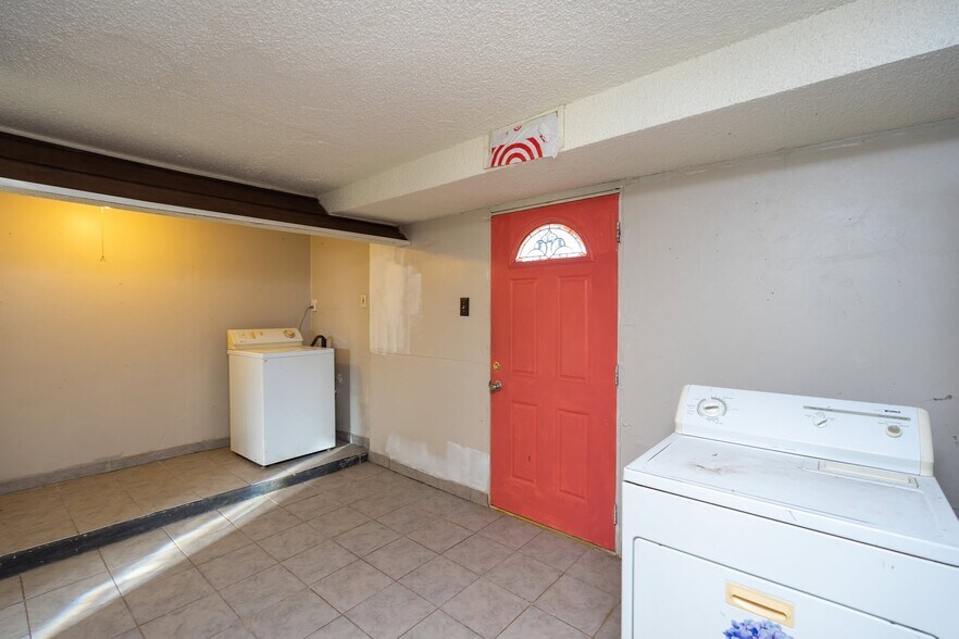 Building Photo - 702 N Skyline Dr