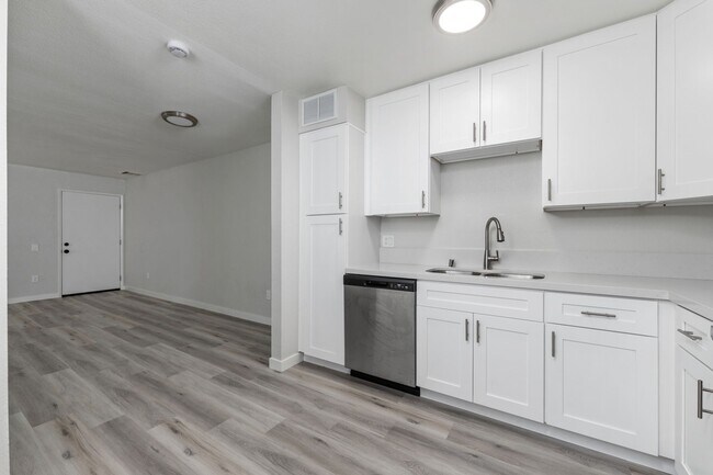 Building Photo - CITY HEIGHTS LOVELY 2 BD, 2 BA, RENOVATED. CLOSE TO YMCA, SCHOOLS