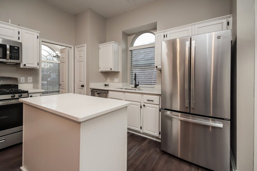 Building Photo - 2307 Stillwater Dr