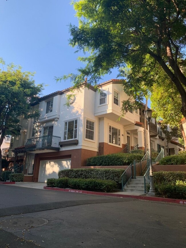 Building Photo - Remodeled Tustin Townhome 2B/3B