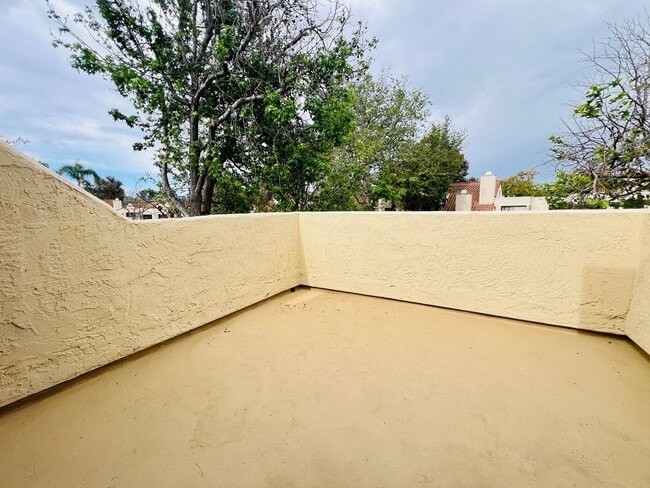 Building Photo - Beautifully Vista Upgraded Upstairs Corner Condo