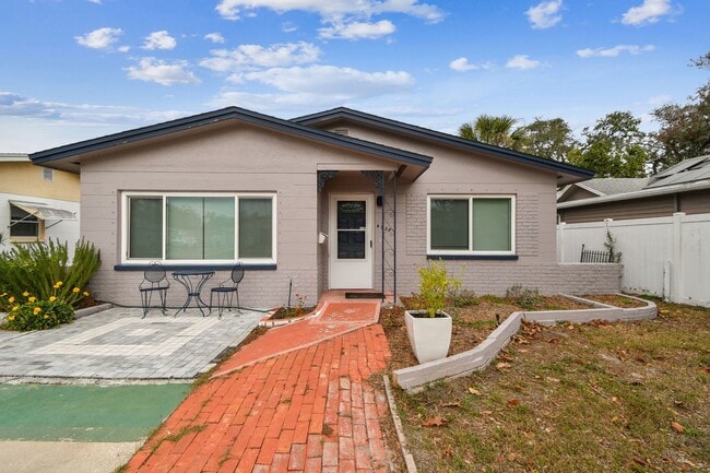 Primary Photo - 2 Bedroom 2bathroom with Bonus Room in St....