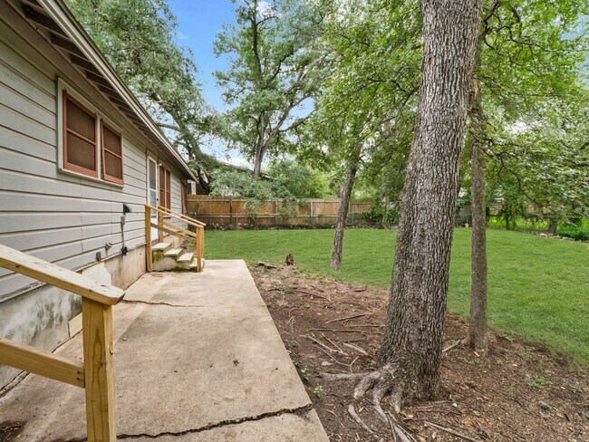 Building Photo - 6208 Walnut Hills Dr