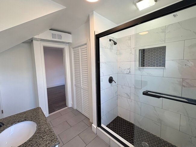 Building Photo - 25 Deforest Ave