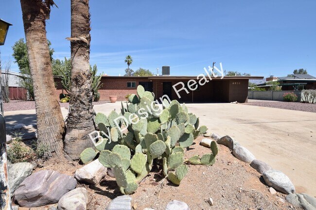 Building Photo - Spacious 3 Bed 2 Bath Eastside Home w/Huge Yard & Fireplace