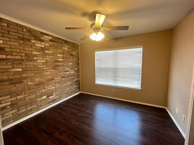 Building Photo - 2600 E San Jose St