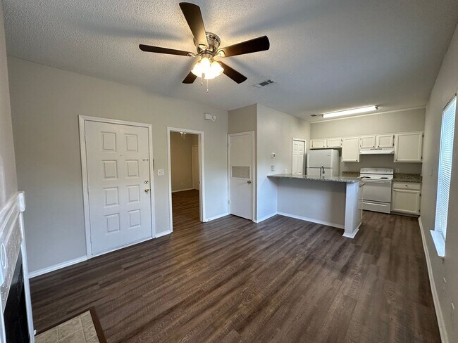 Building Photo - Recently renovated 1 bedroom 1 bath condo for rent in Riverwalk!