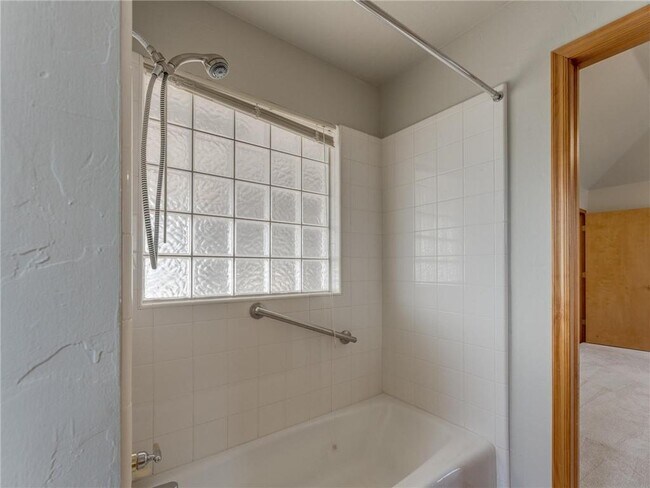 Building Photo - 1004 SW 127th Pl