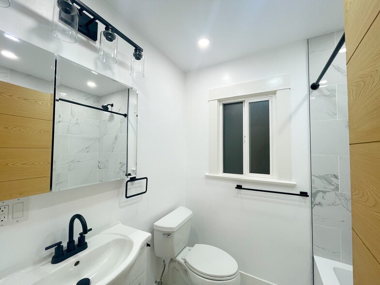 Building Photo - 2414 Effie St