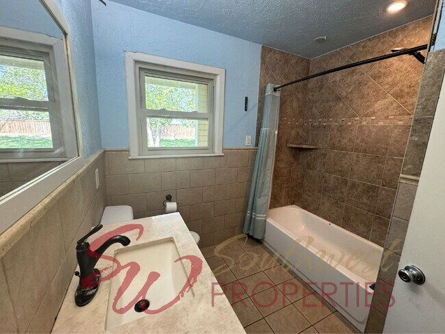 Building Photo - Large 3 bedroom 1 bath close to everything!