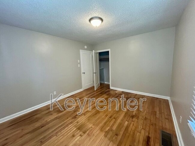 Building Photo - 4315 Woodlawn Pike