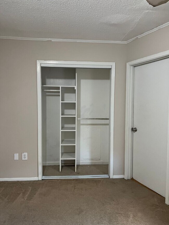 Building Photo - 2973 Moorcroft Dr