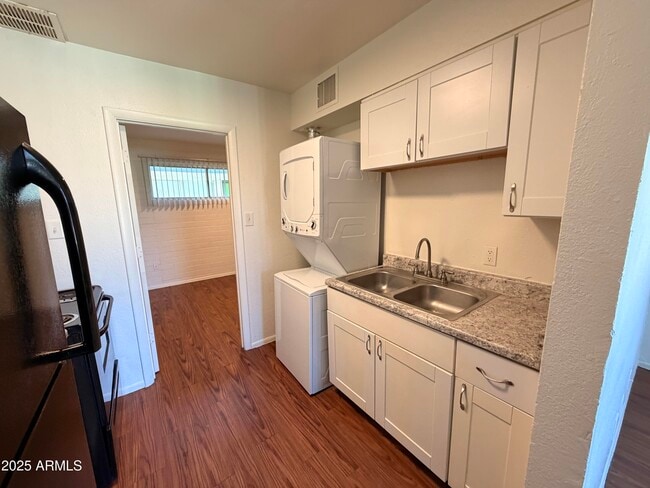 Building Photo - 6802 W Glendale Ave