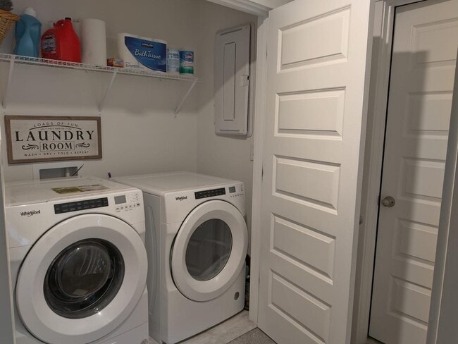 Building Photo - 4 Bedroom Townhome for Rent Apex