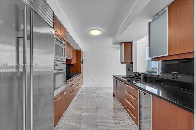 Building Photo - 1331 Brickell Bay Dr