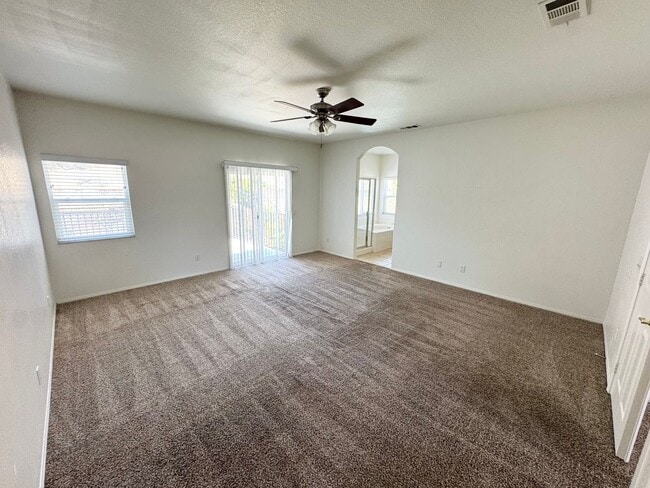 Building Photo - Spacious 6 bedroom home in West Palmdale