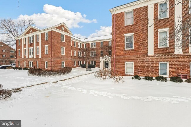 Building Photo - 906 S Washington St