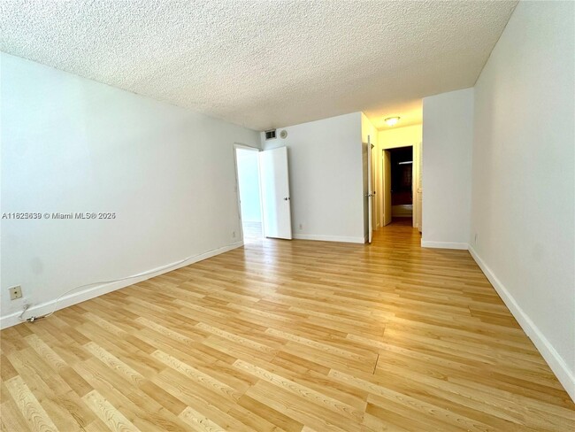 Building Photo - 2500 Parkview Dr
