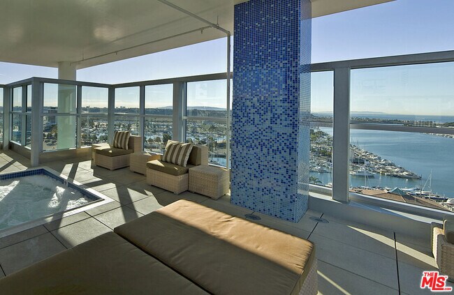 Building Photo - 13700 Marina Pointe Dr