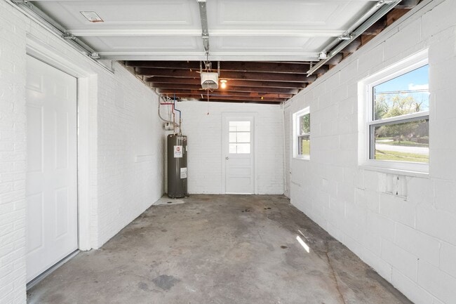 Building Photo - Great fully rehabbed Rental in University ...