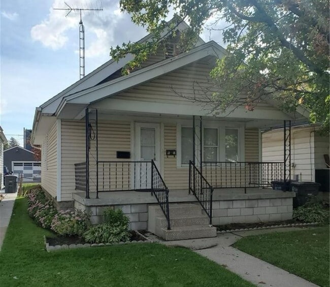Primary Photo - 2 BED 1 BATH