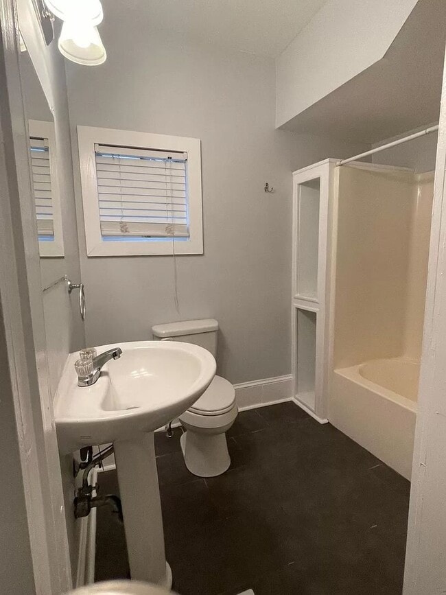 Building Photo - 643 E Henry St