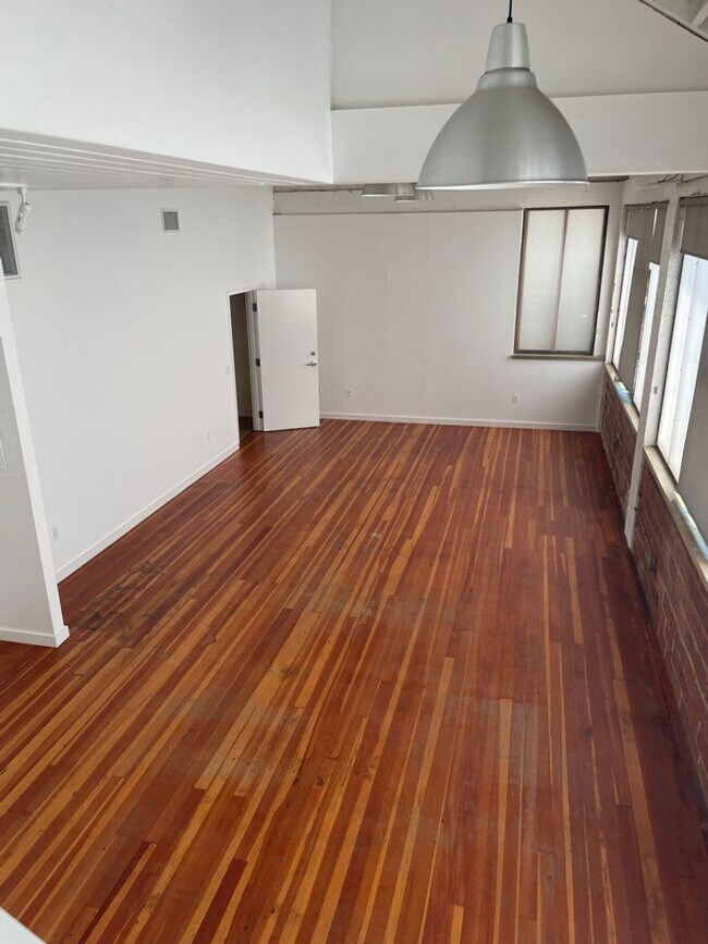 Building Photo - 950 56th St