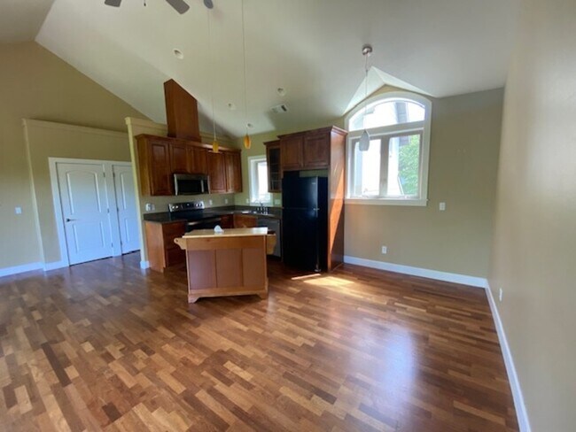 Building Photo - 528 W Nevada St