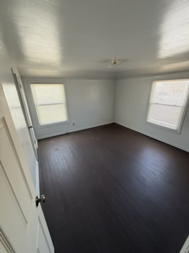 Building Photo - Charming 3-Bedroom Property in Prime Location