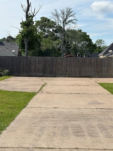 Building Photo - 211 Oaks Grande Dr