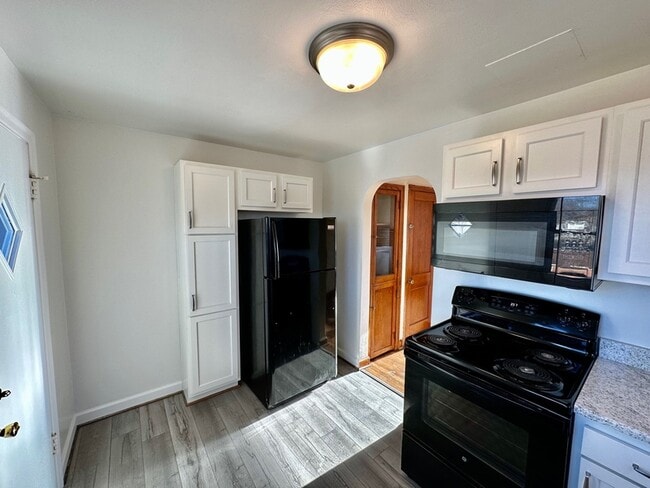 Building Photo - 2757 Meadowview Dr NW