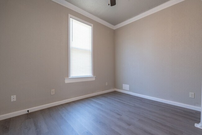 Building Photo - MOVE IN READY 2 Bedroom in the Heart of Oceanview!