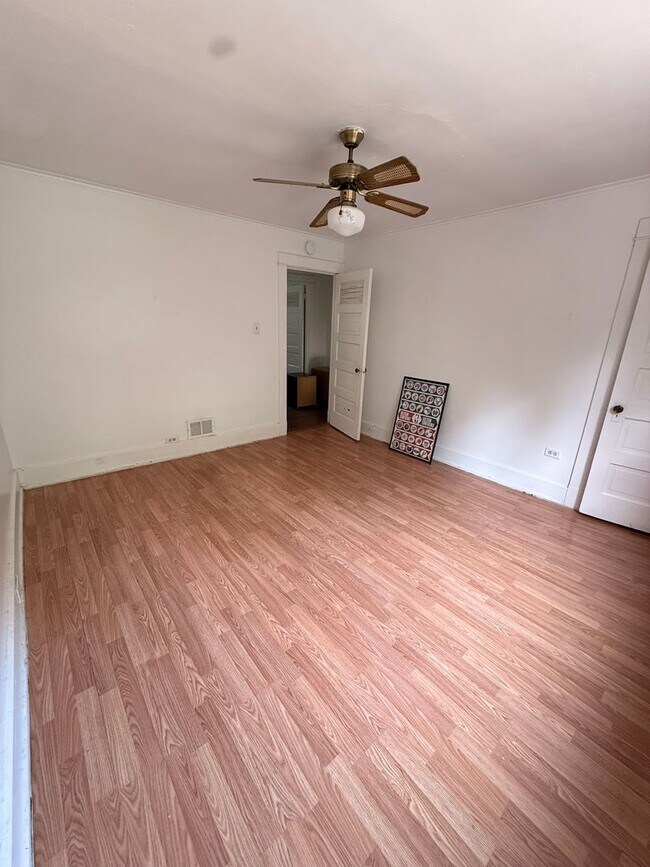 Building Photo - 2 Bedroom 1 Bathroom Townhouse For Rent